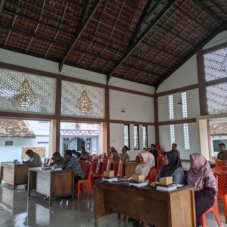 SOSIALISASI PENDATAAN EKONOMI BERBASIS KELUARGA DENGAN APLIKASI SIPEDET CANTIK